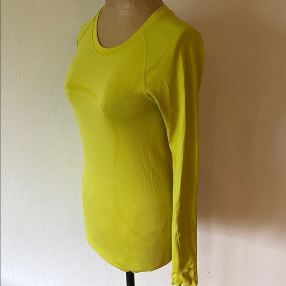 Lululemon sz 4 Run Swiftly neon yellow Long Sleeve Top, great pre owned cond - Picture 2 of 6